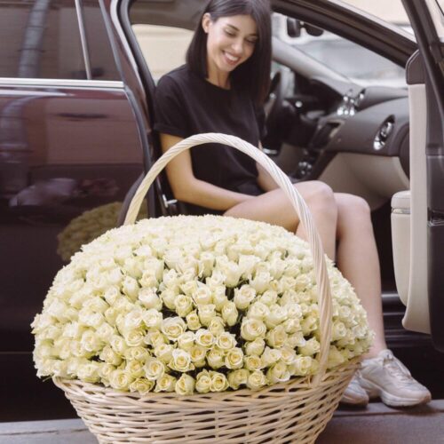 Корзина из 301 белой розы Аваланш