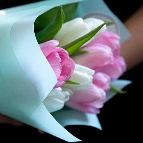 Букет из 11 тюльпанов "Вайт Пинк" (От 10 букетов)